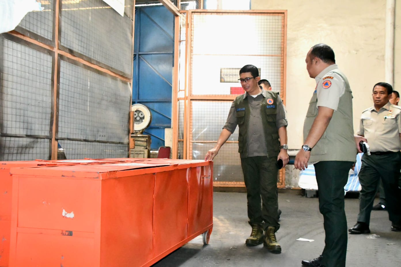 Kepala BNPB Letjen TNI Suharyanto melakukan pengecekan logistik berisikan tenda pengungsi yang akan dibawa dalam bantuan kemanusiaan Indonesia tahap 3 untuk Turkiye dan Suriah di Lanud Halim Perdanakusumah Jakarta, pada Senin (20/2).